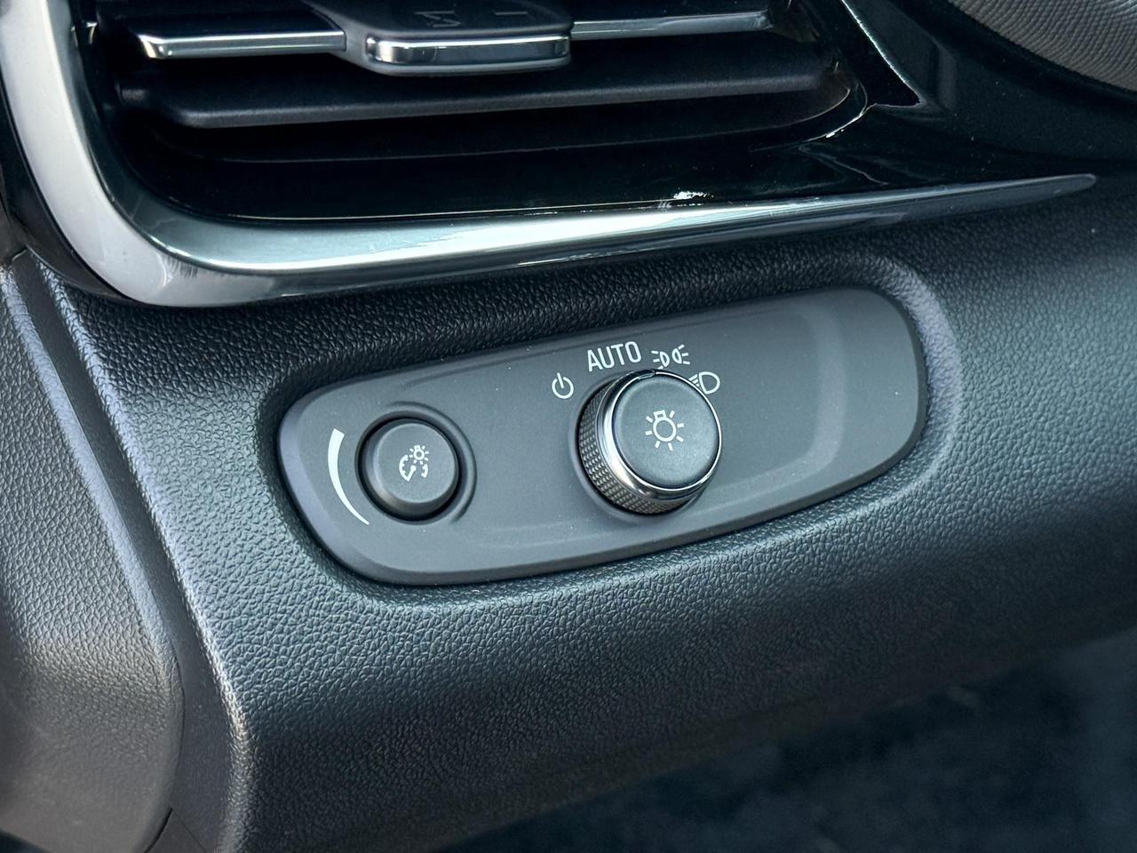 2025 Buick Envista Avenir 1.2L 3CYL WITH REMOTE START/ENTRY, HEATED SEATS, HEATED STEERING WHEEL, SUNROOF, POWER LIFTGATE, ANDROID AUTO AND APPLE CARPLAY Photo