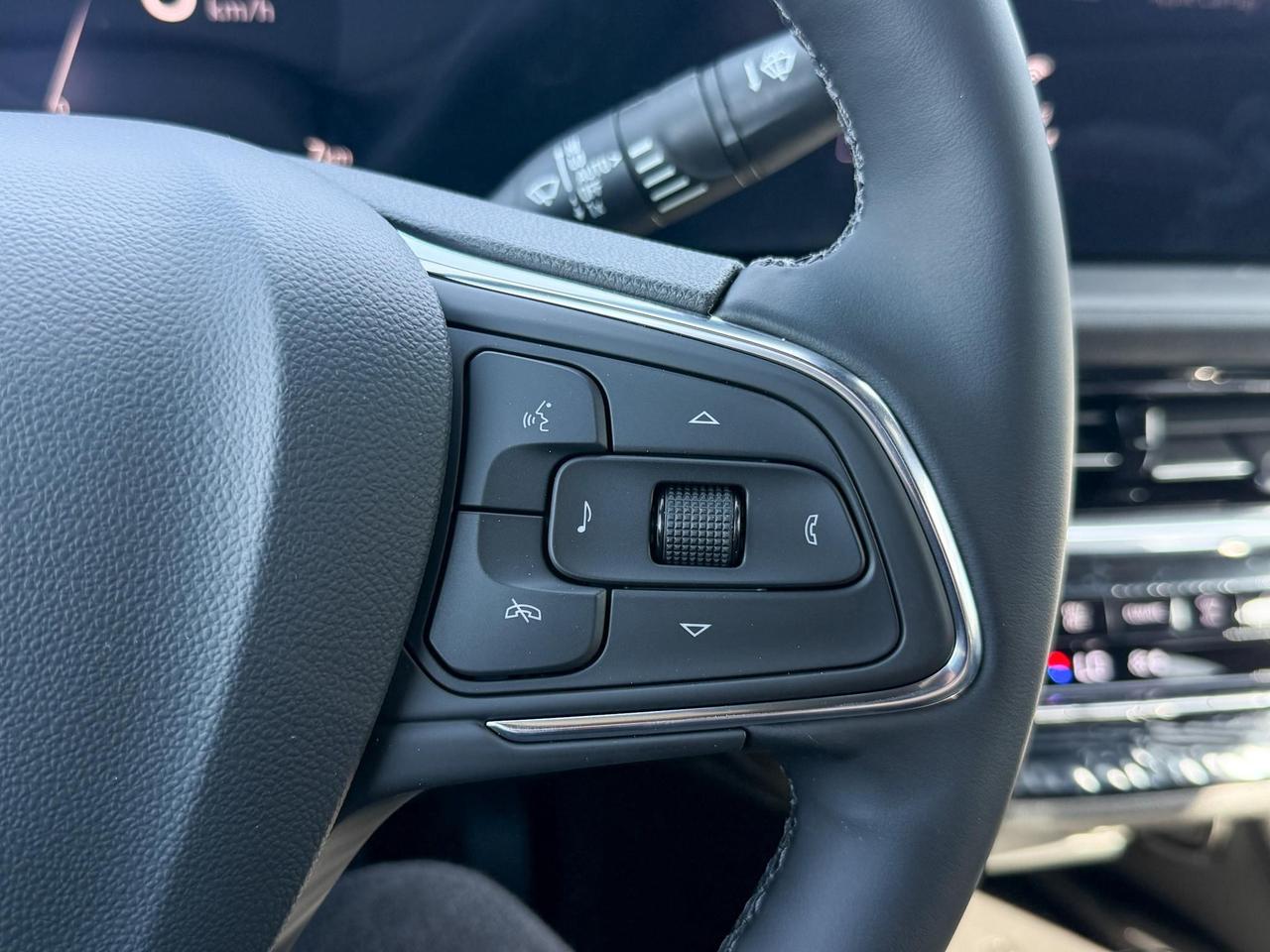 2025 Buick Envista Avenir 1.2L 3CYL WITH REMOTE START/ENTRY, HEATED SEATS, HEATED STEERING WHEEL, SUNROOF, POWER LIFTGATE, ANDROID AUTO AND APPLE CARPLAY Photo