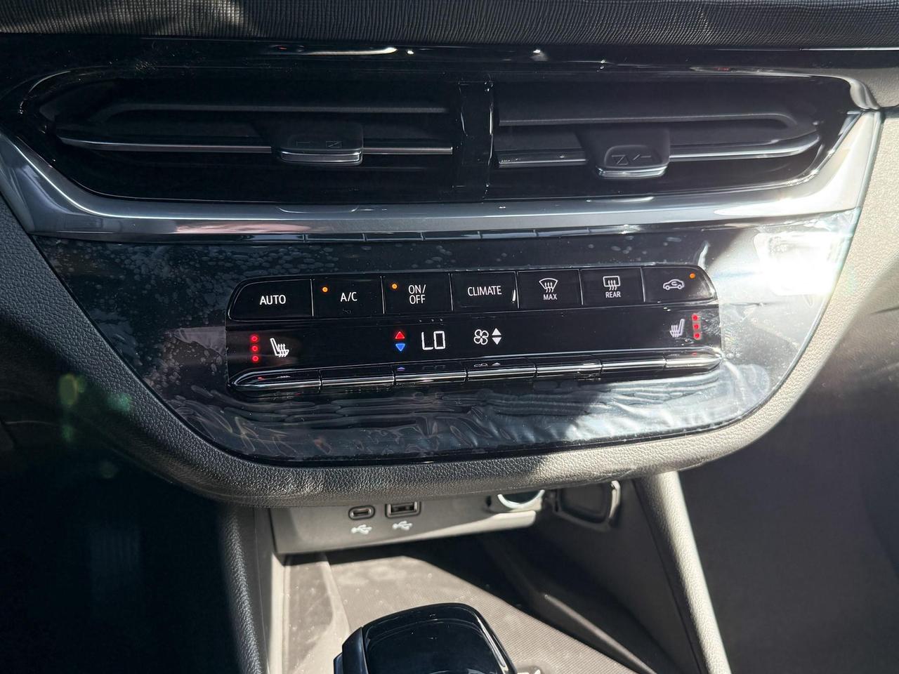 2025 Buick Envista Avenir 1.2L 3CYL WITH REMOTE START/ENTRY, HEATED SEATS, HEATED STEERING WHEEL, SUNROOF, POWER LIFTGATE, ANDROID AUTO AND APPLE CARPLAY Photo