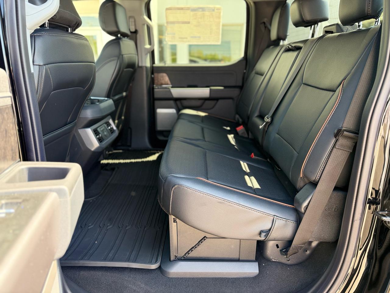 2025 Ford SUPERDUTY F-350® Lariat® Photo5