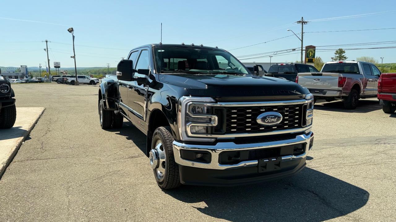 2025 Ford SUPERDUTY F-350® Lariat® Photo1