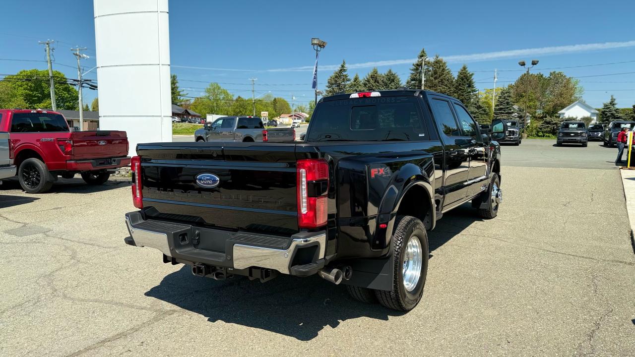 2025 Ford SUPERDUTY F-350® Lariat® Photo3
