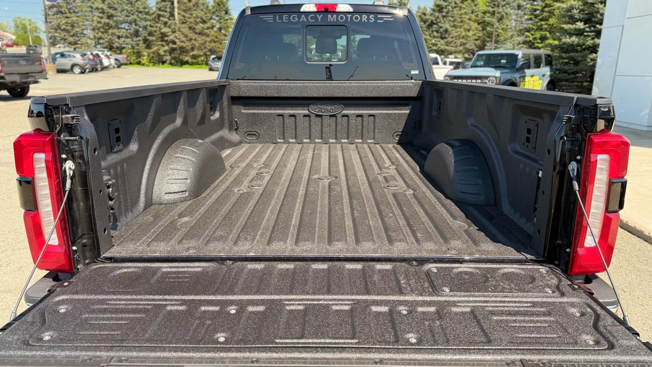 2025 Ford SUPERDUTY F-350® Lariat® Photo5