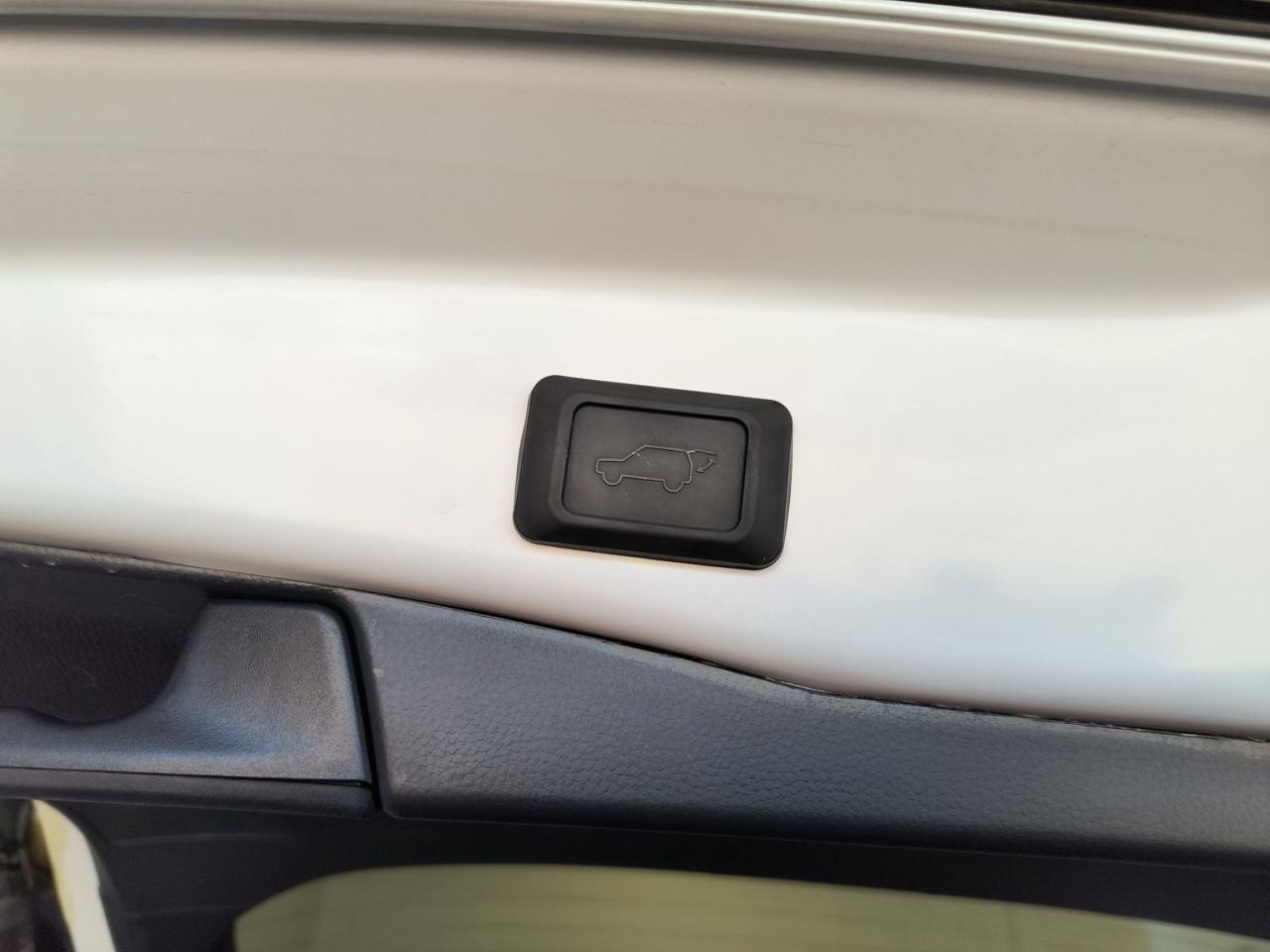 2023 Toyota RAV4 Hybrid XSE Photo0