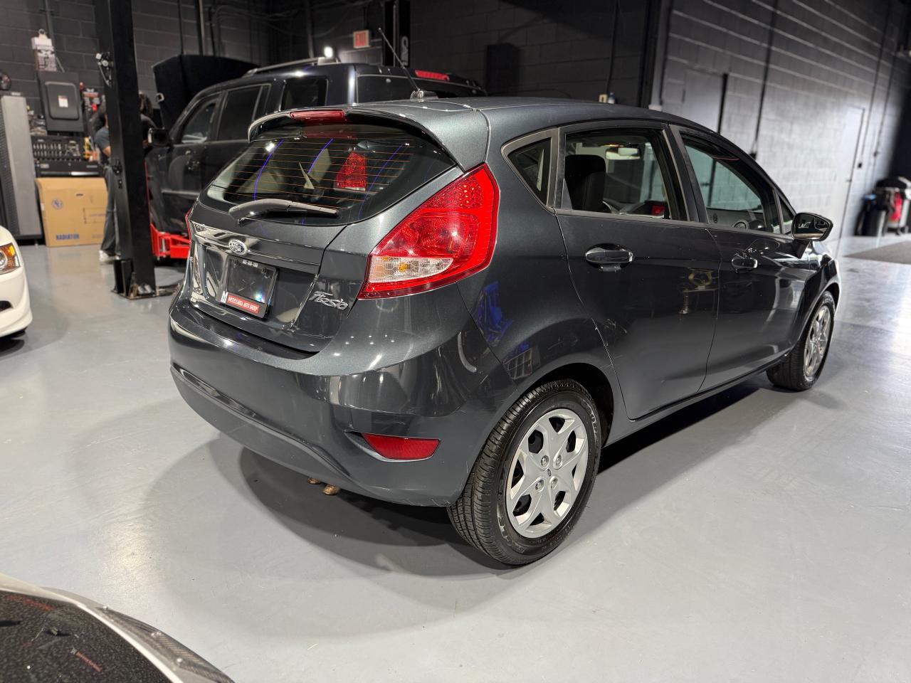 2011 Ford Fiesta SE - Photo #6