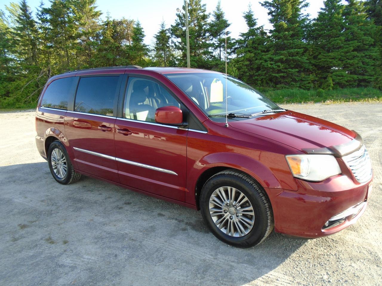 Used 2015 Chrysler Town & Country TOURING for sale in Beaverton, ON