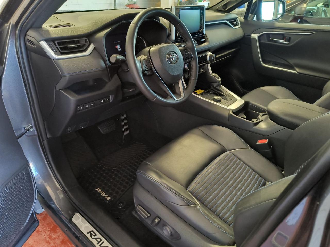 2020 Toyota RAV4 Hybrid XSE Photo