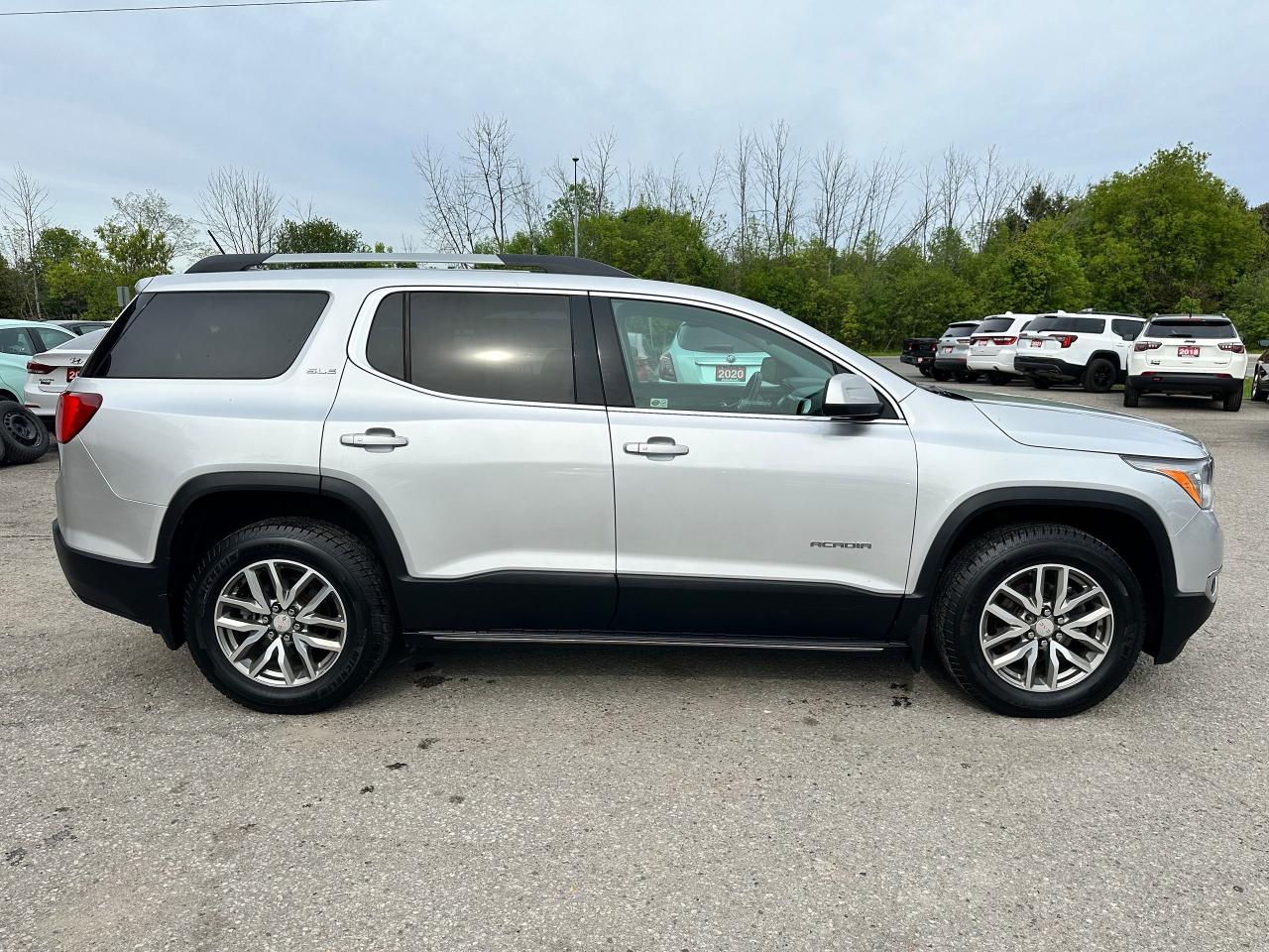 2018 GMC Acadia SLE AWD HTD-Cloth Sunroof CarPlay BackupCam FM/XM Photo4