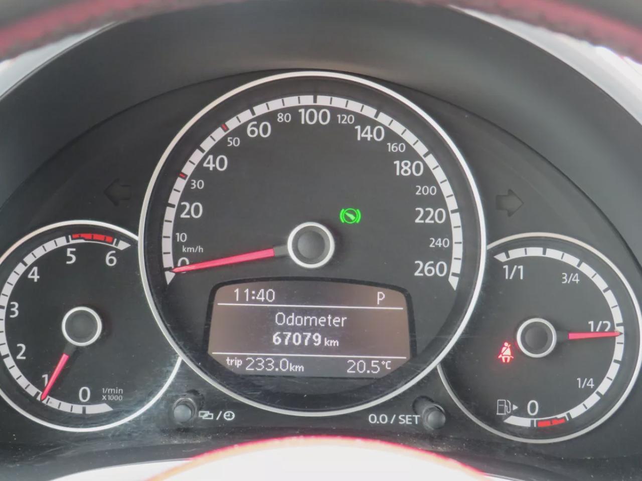 2014 Volkswagen Beetle Coupe TDI Comfortline (**LOW LOW KMS ON THIS SWEET BUG!!!**CLEAN CARFAX**DIESEL**ALLOY RIMS**AUTOMATIC** POWER WINDOWS**POWER LOCKS**BLUETOOTH**AM/FM/CD PLAYER**HEATED SEATS**) Photo4