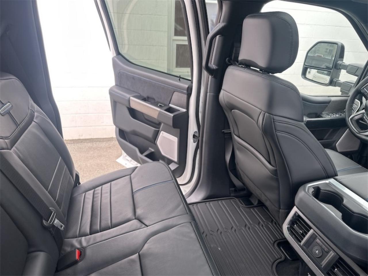 2025 Ford F-350 Super Duty Platinum  - Leather Seats Photo4