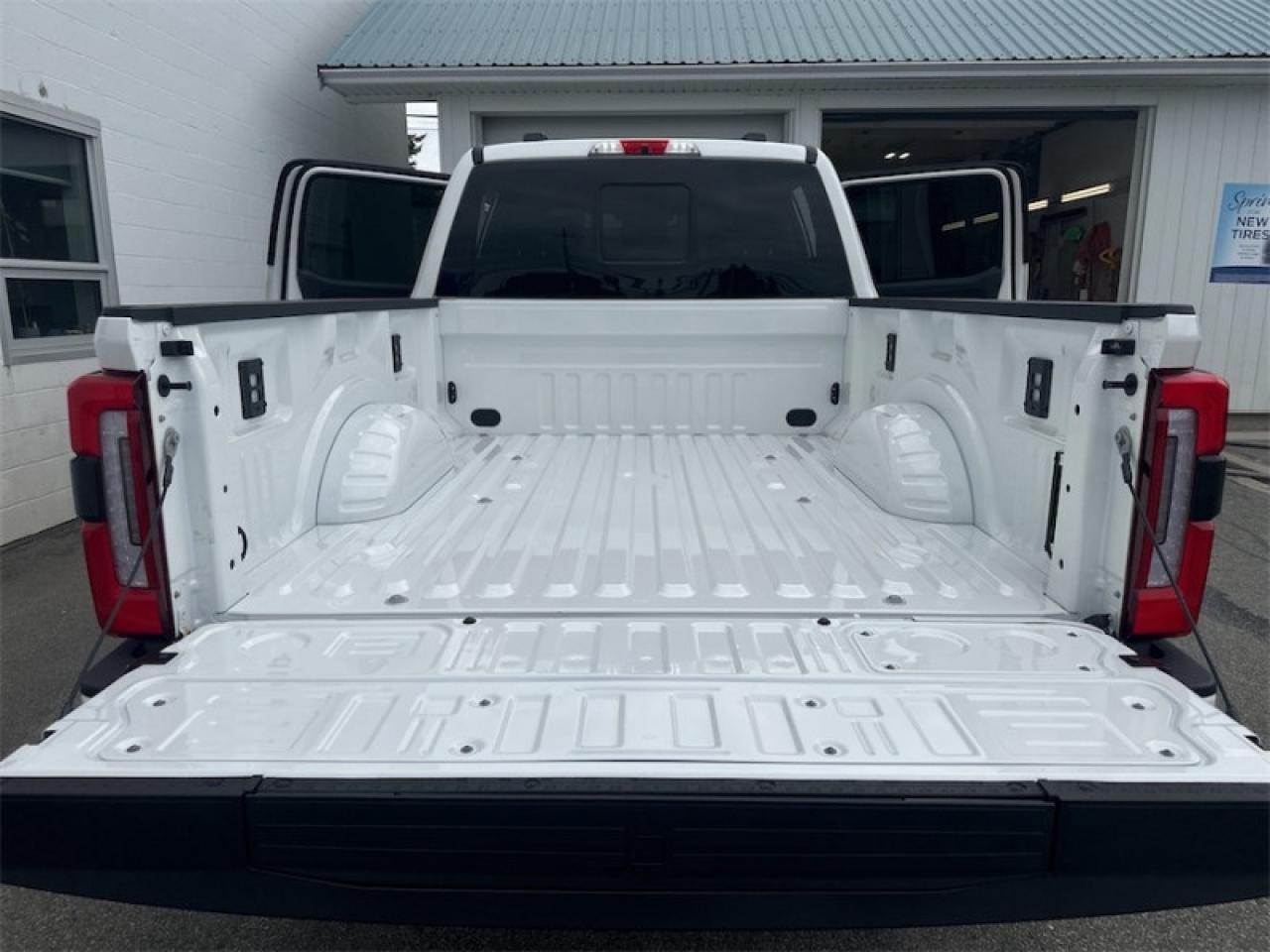 2025 Ford F-350 Super Duty Platinum  - Leather Seats Photo5