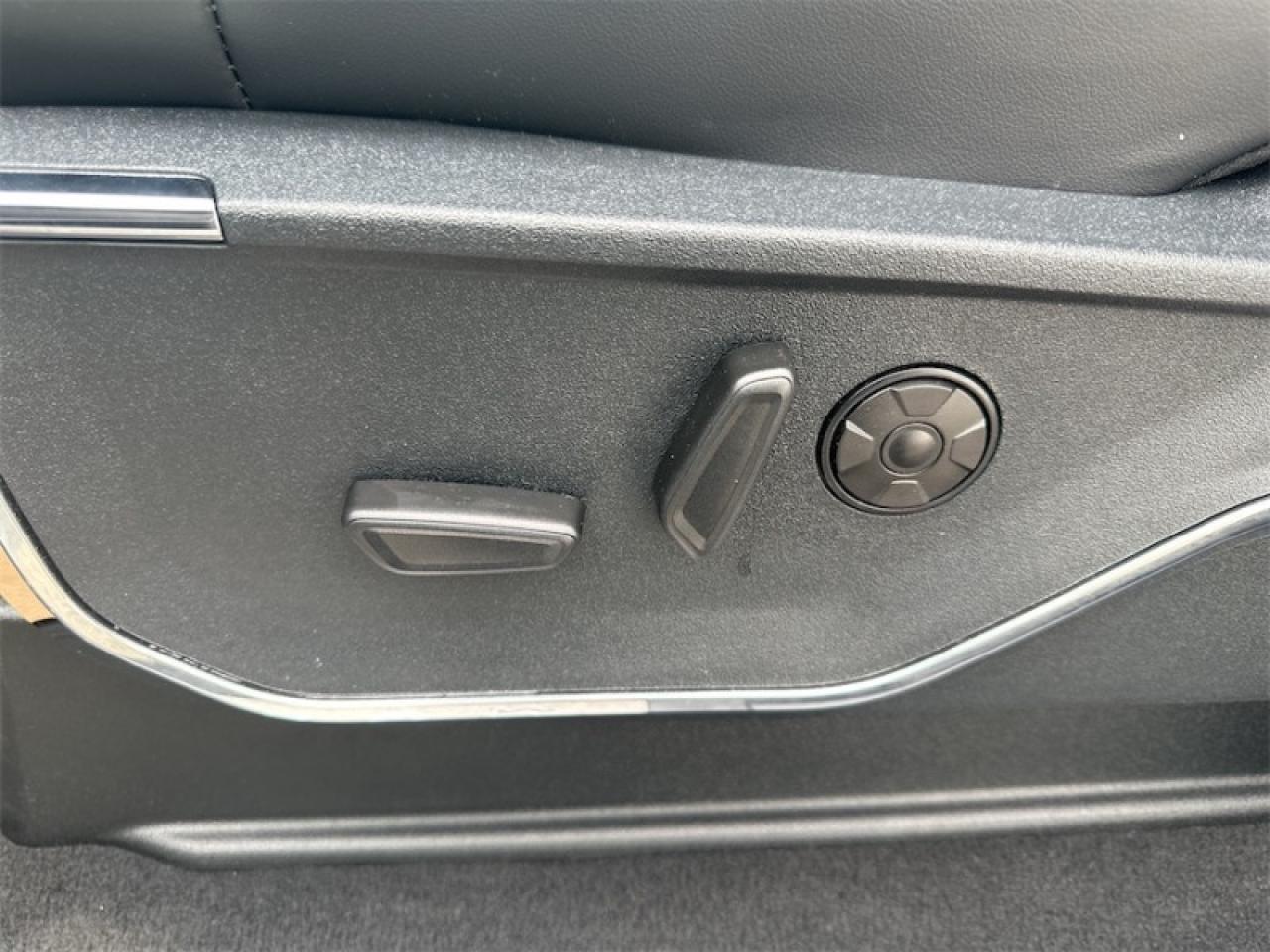 2025 Ford F-350 Super Duty Platinum  - Leather Seats Photo5