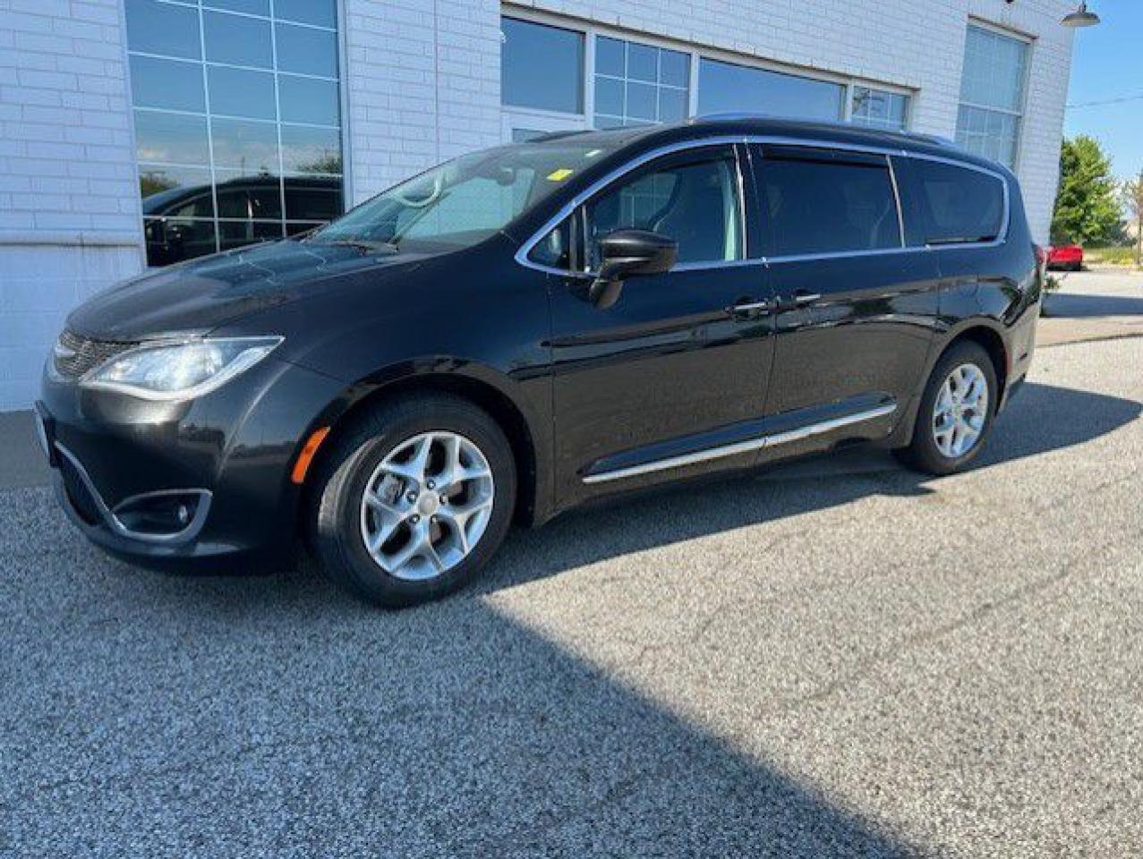 Used 2017 Chrysler Pacifica 4DR WGN TOURING-L PLUS for sale in Watford, ON