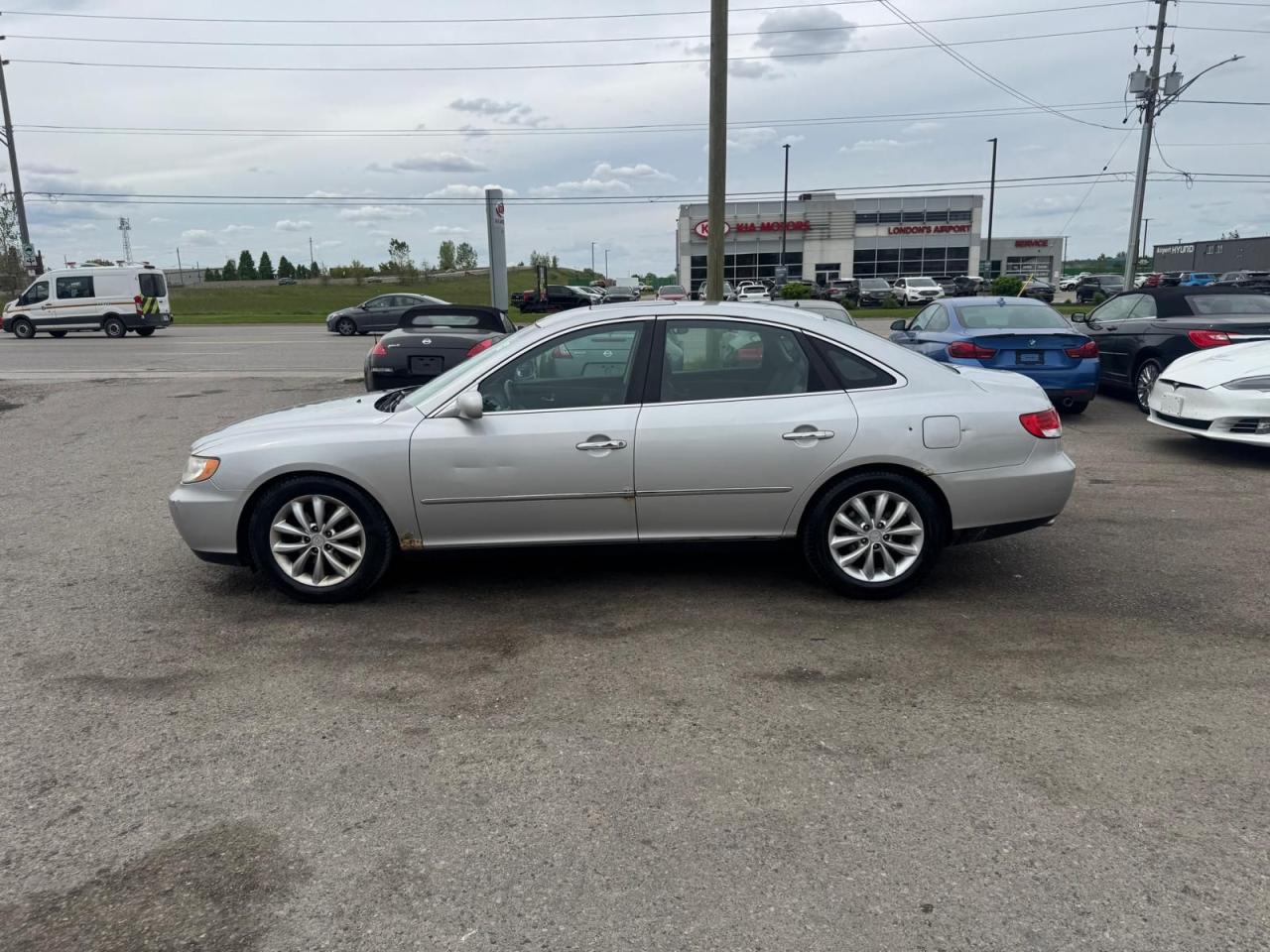 2006 Hyundai Azera AS IS, PREMIUM, WELL SERVICED, RUNS GREAT - Photo #2