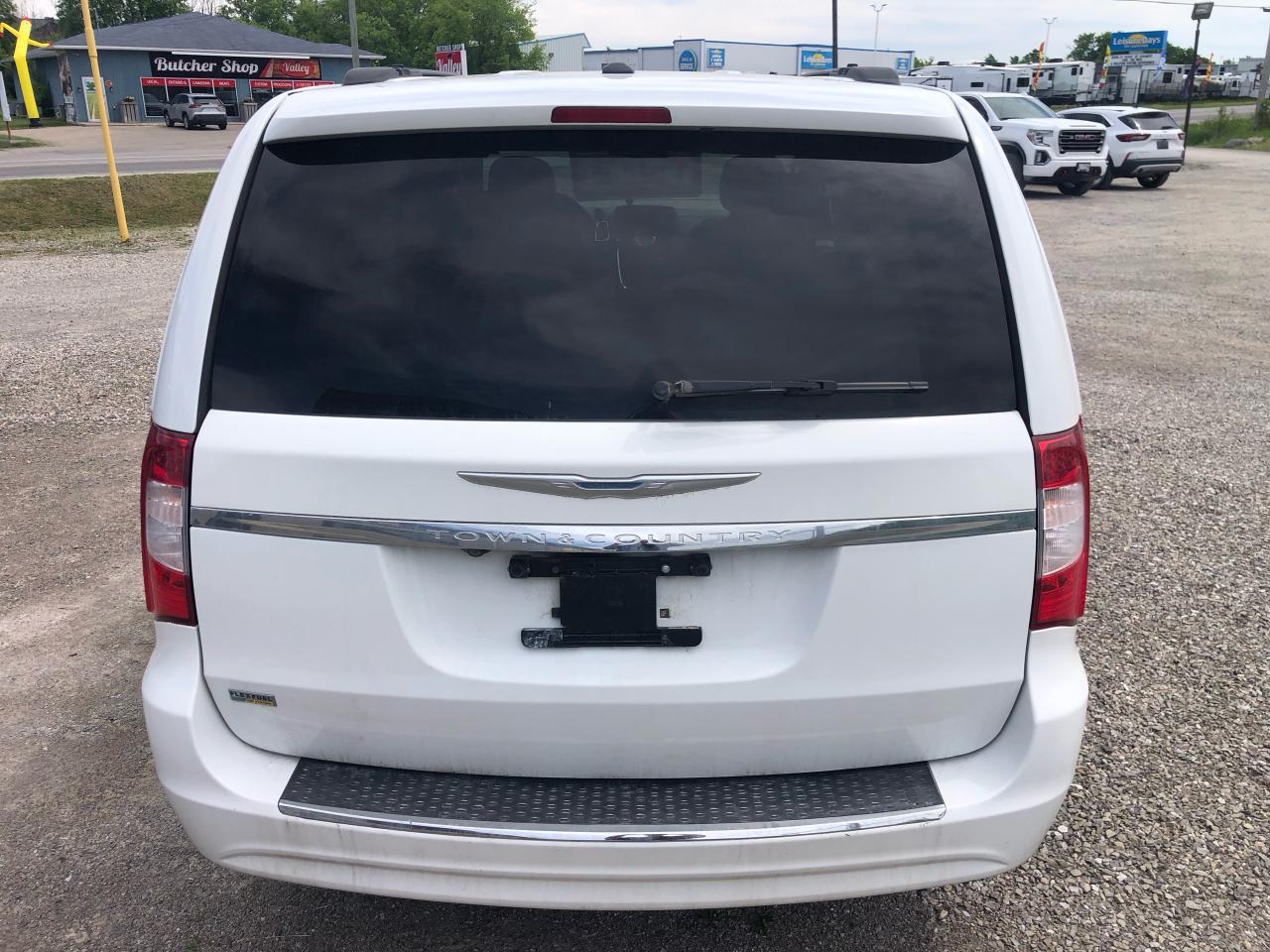 2016 Chrysler Town & Country TOURING - Photo #4