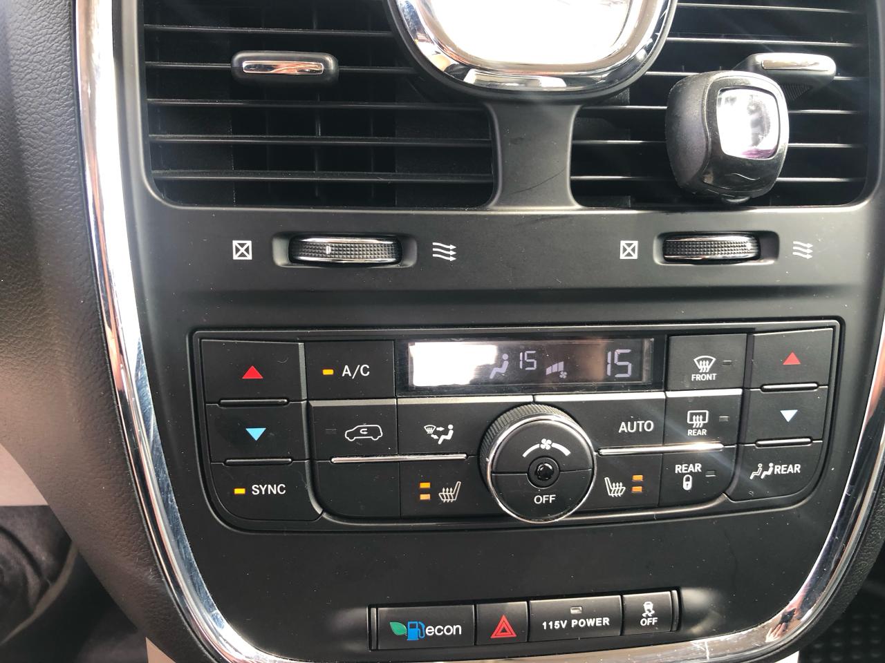 2016 Chrysler Town & Country TOURING - Photo #9