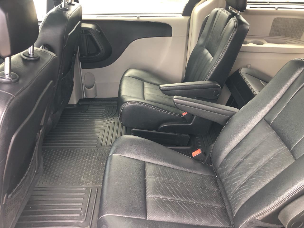 2016 Chrysler Town & Country TOURING - Photo #6