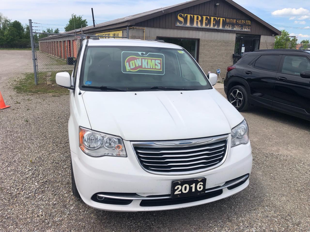 2016 Chrysler Town & Country TOURING - Photo #2