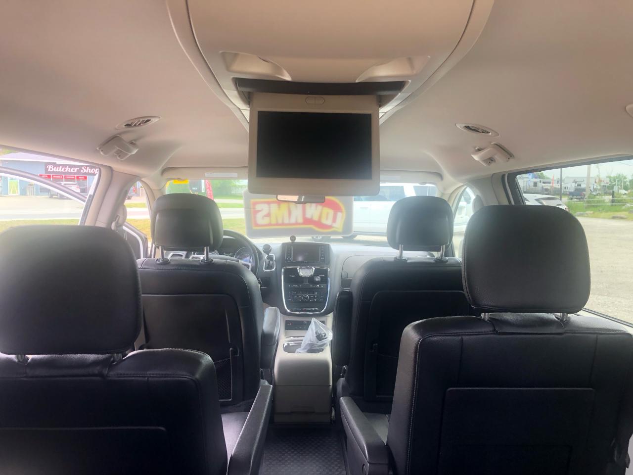 2016 Chrysler Town & Country TOURING - Photo #12