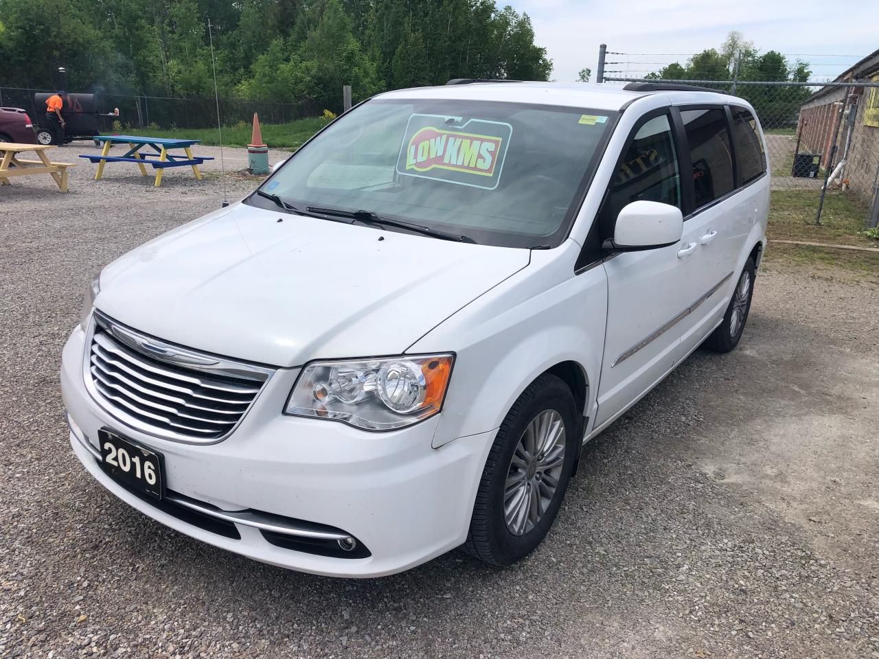 Used 2016 Chrysler Town & Country TOURING for sale in Smiths Falls, ON