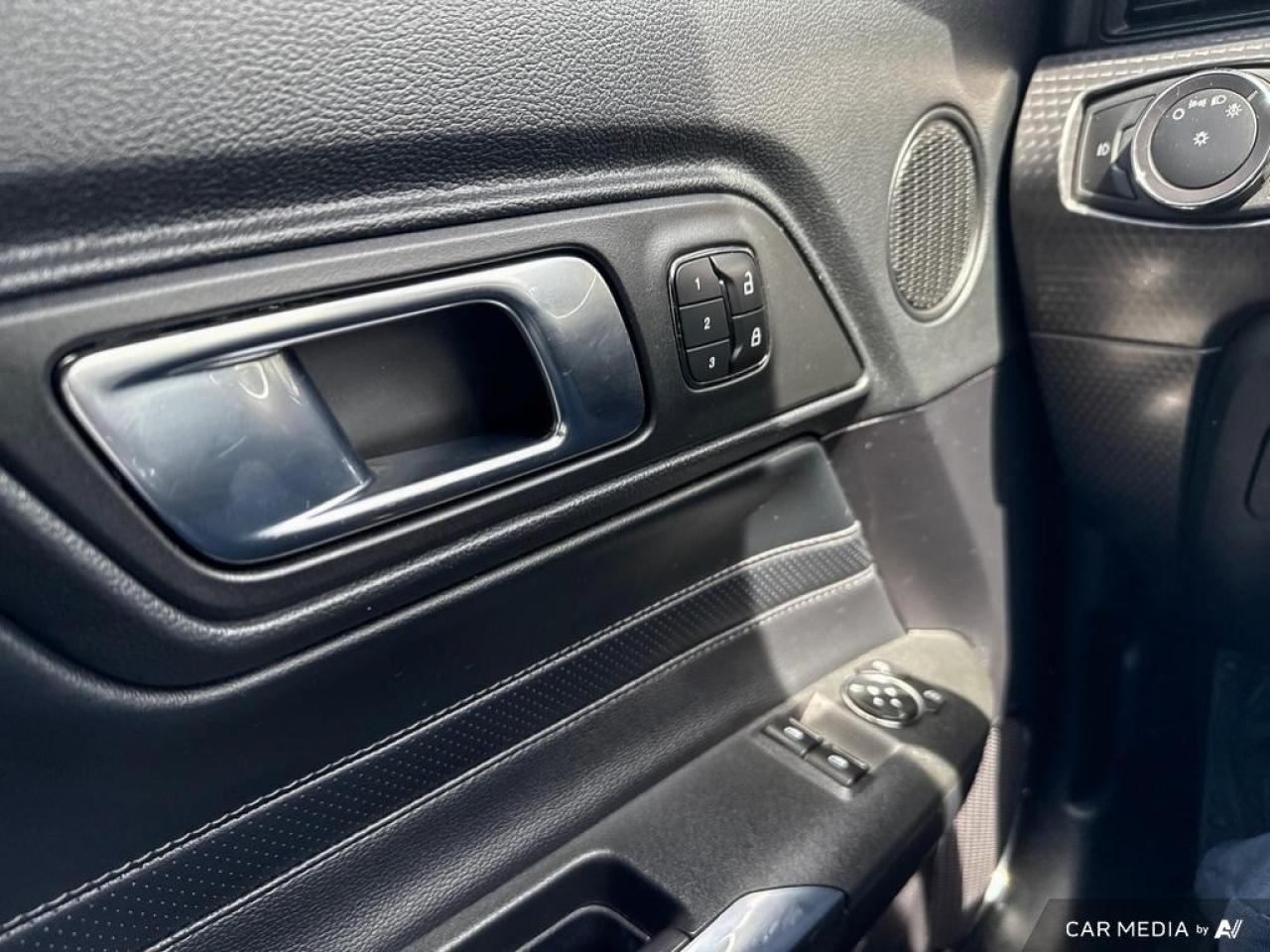 2019 Ford Mustang GT PREMIUM FASTBACK / NO ACCIDENTS / LEATHER / NAV - Photo #11