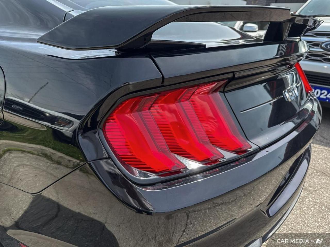 2019 Ford Mustang GT PREMIUM FASTBACK / NO ACCIDENTS / LEATHER / NAV - Photo #8