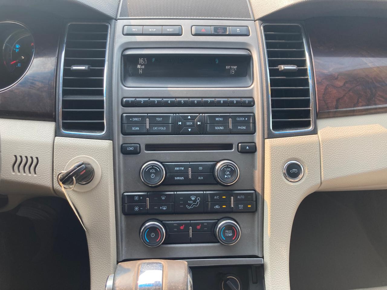 2010 Ford Taurus LIMITED - Photo #14