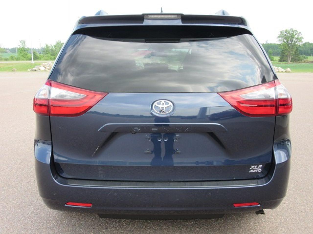 2020 Toyota Sienna XLE Photo3
