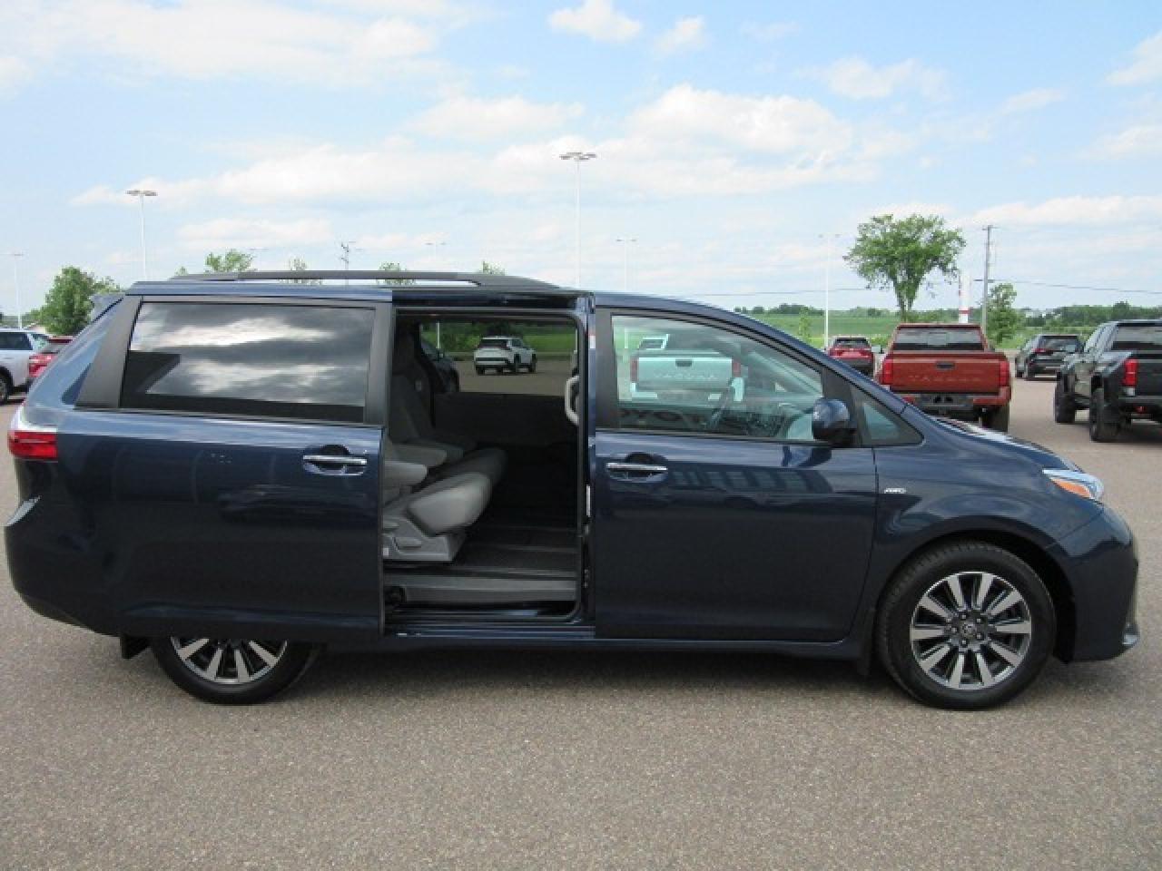 2020 Toyota Sienna XLE Photo