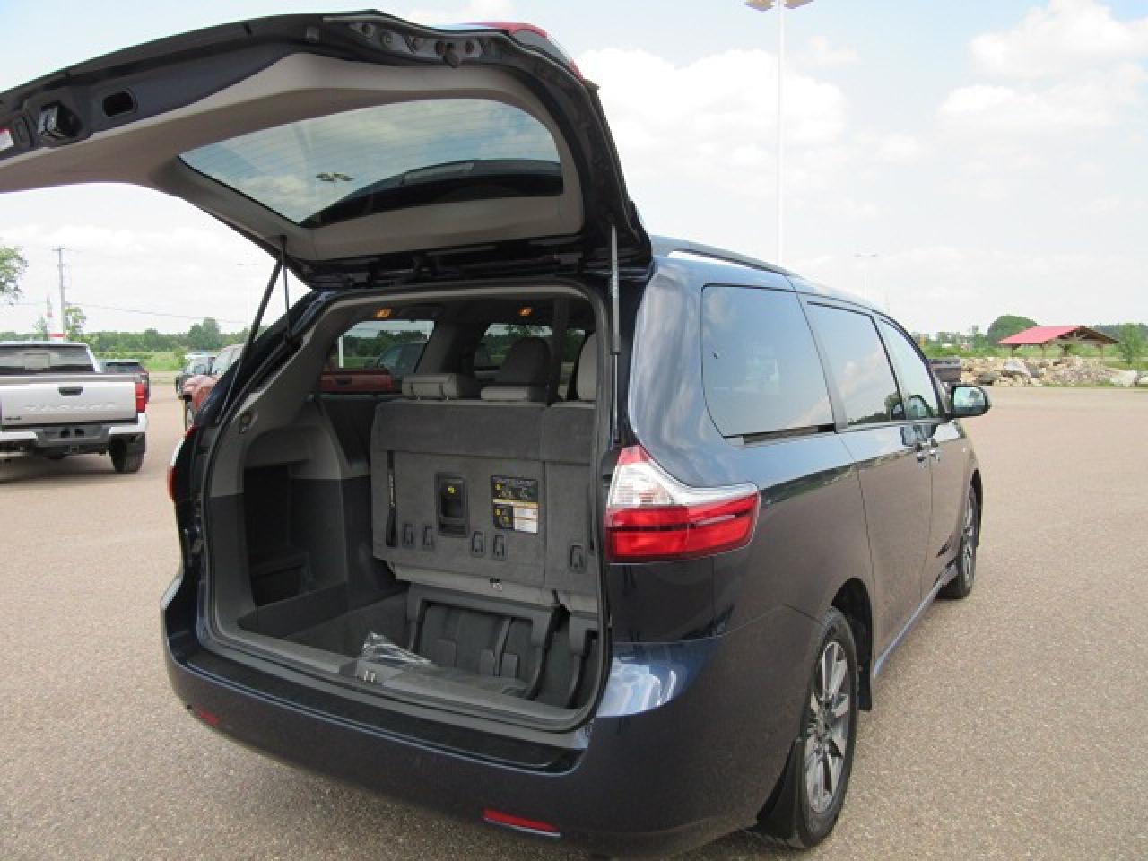 2020 Toyota Sienna XLE Photo