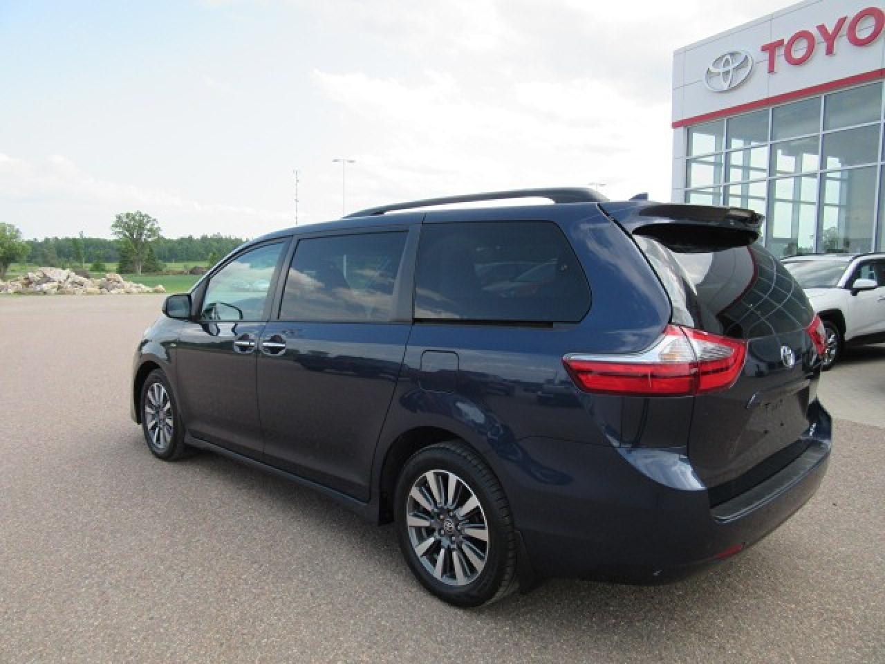 2020 Toyota Sienna XLE Photo2