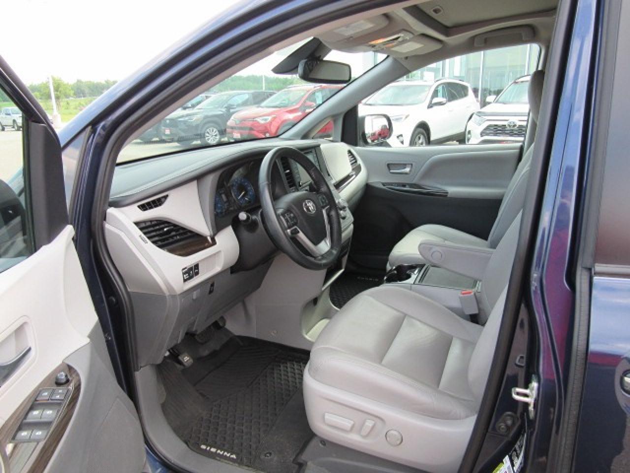 2020 Toyota Sienna XLE Photo