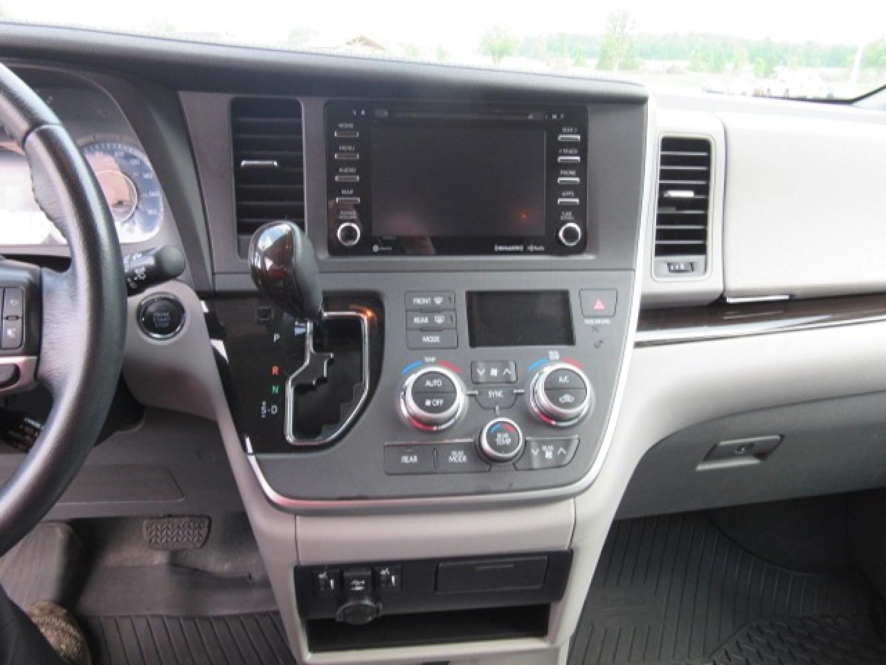 2020 Toyota Sienna XLE Photo