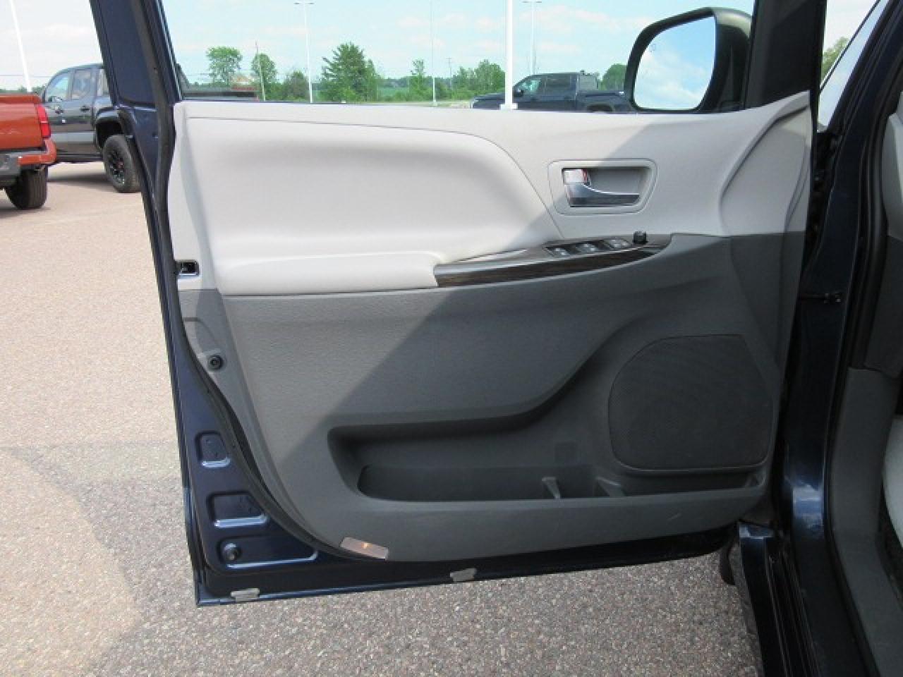 2020 Toyota Sienna XLE Photo
