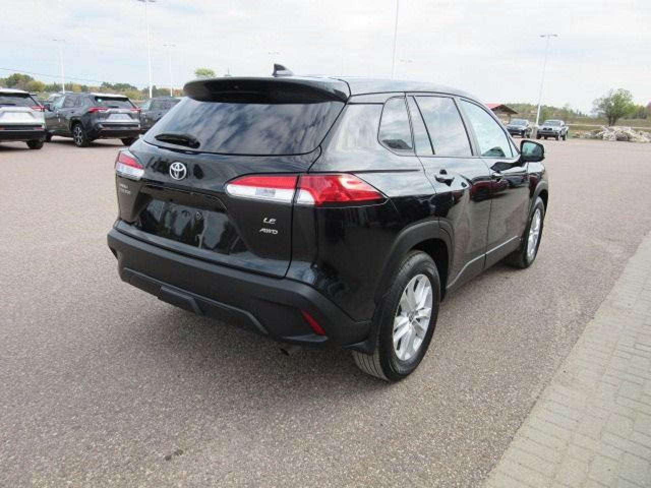 2022 Toyota Corolla Cross LE - Photo #5