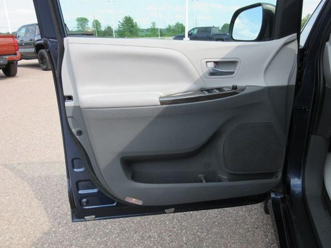 2020 Toyota Sienna XLE - Photo #10