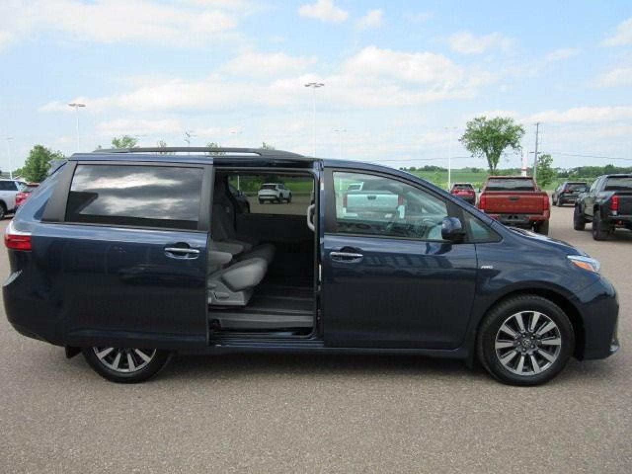 2020 Toyota Sienna XLE - Photo #7