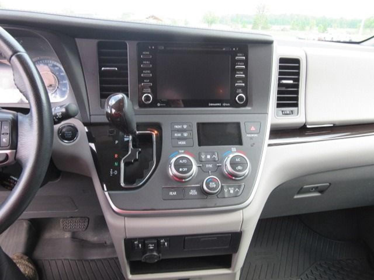 2020 Toyota Sienna XLE - Photo #16