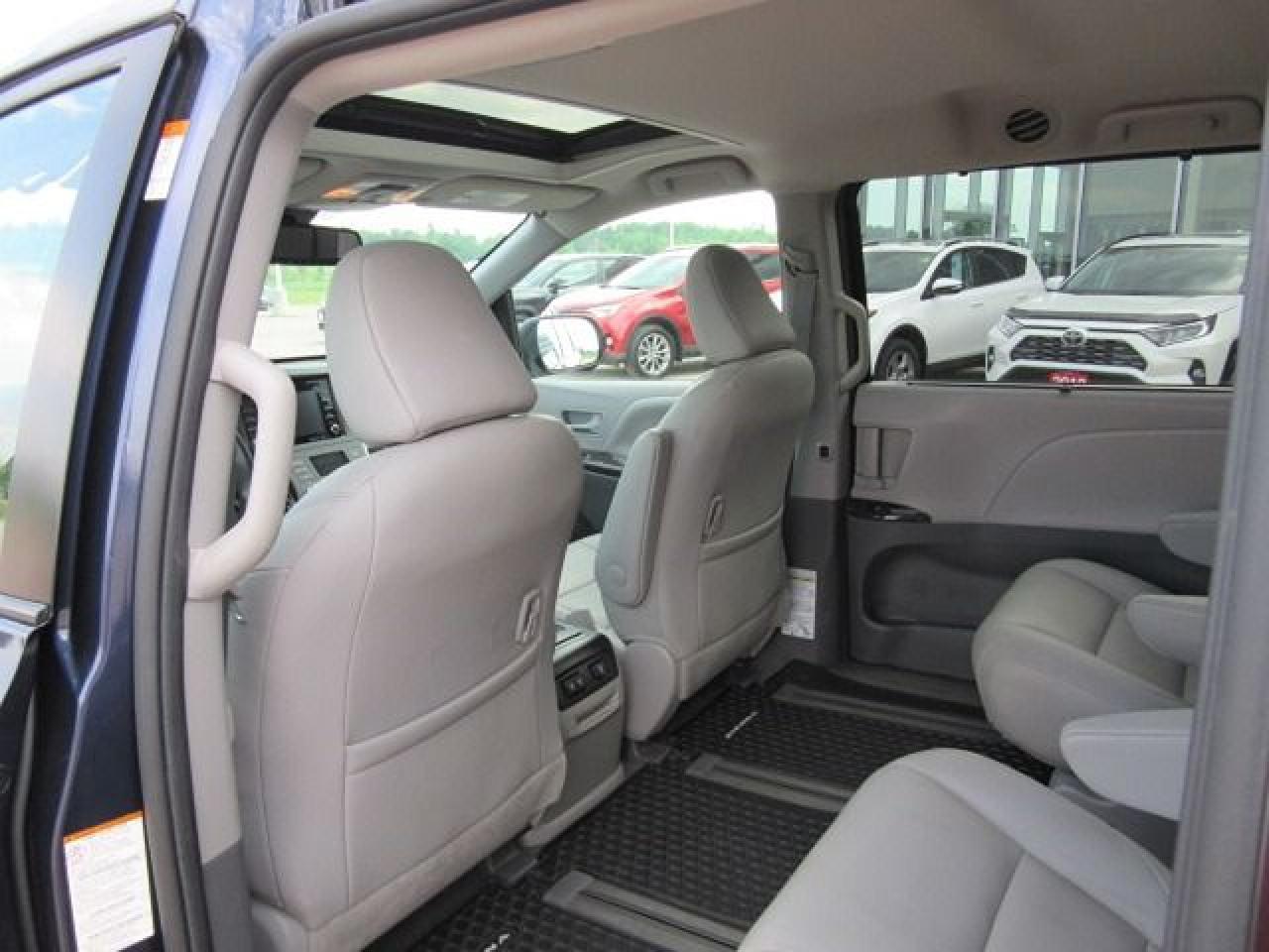 2020 Toyota Sienna XLE - Photo #21