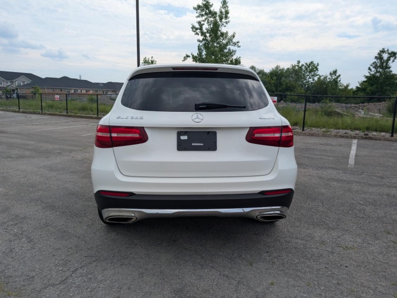 2018 Mercedes-Benz GLC 300 4MATIC®  **LOW MILEAGE** Photo3