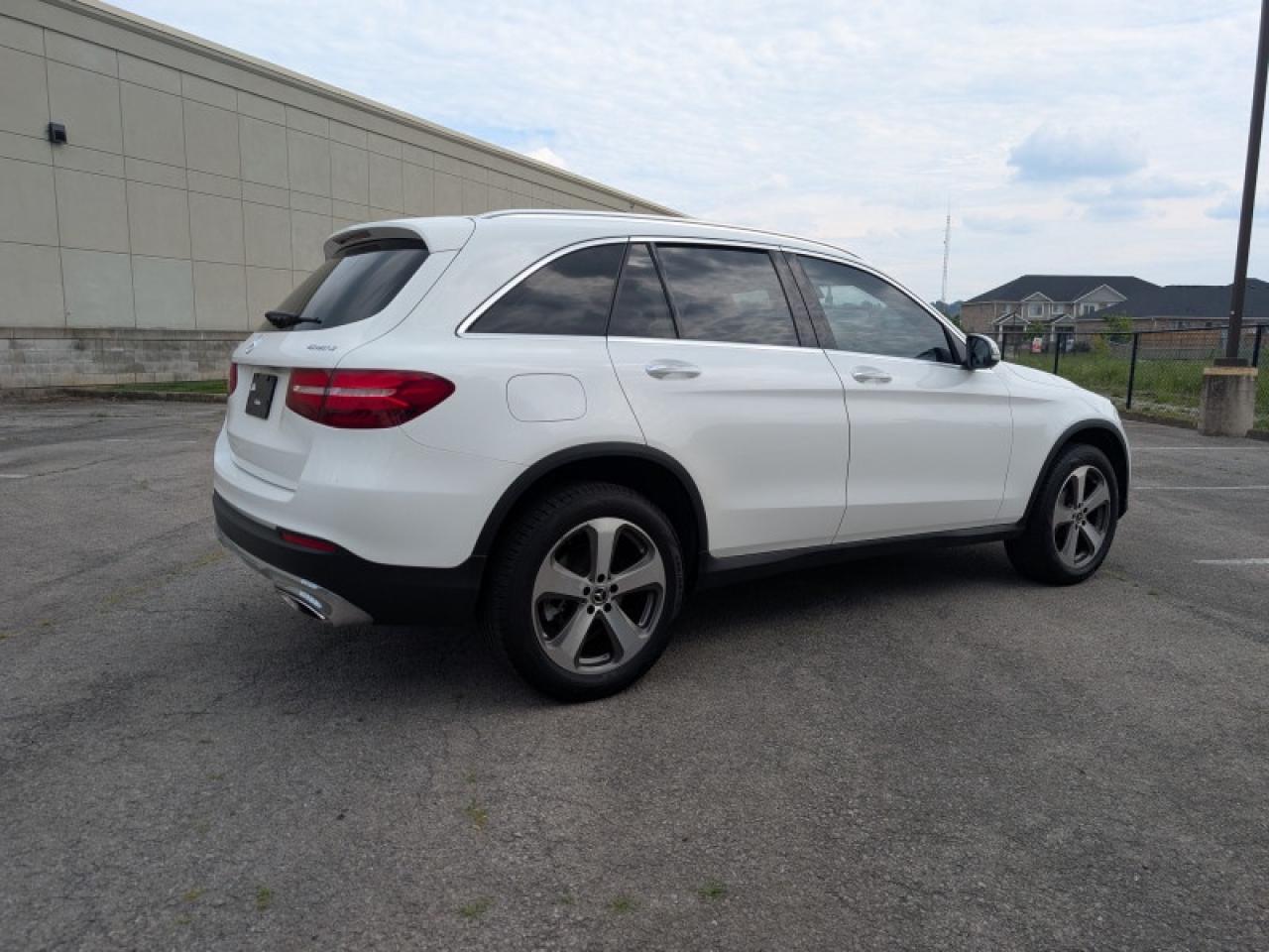 2018 Mercedes-Benz GLC 300 4MATIC®  **LOW MILEAGE** Photo4