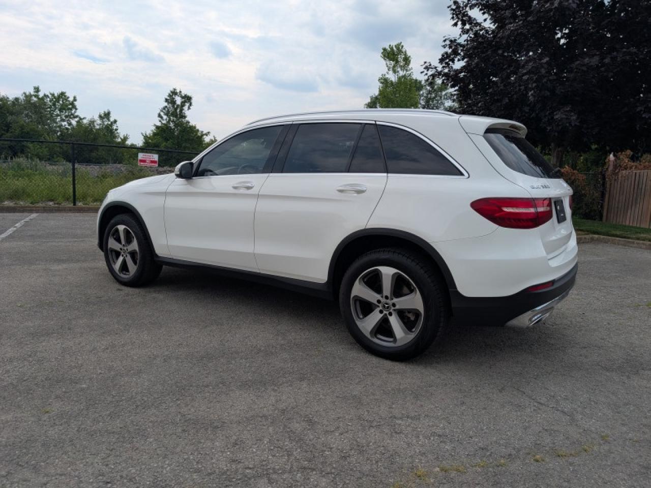 2018 Mercedes-Benz GLC 300 4MATIC®  **LOW MILEAGE** Photo2