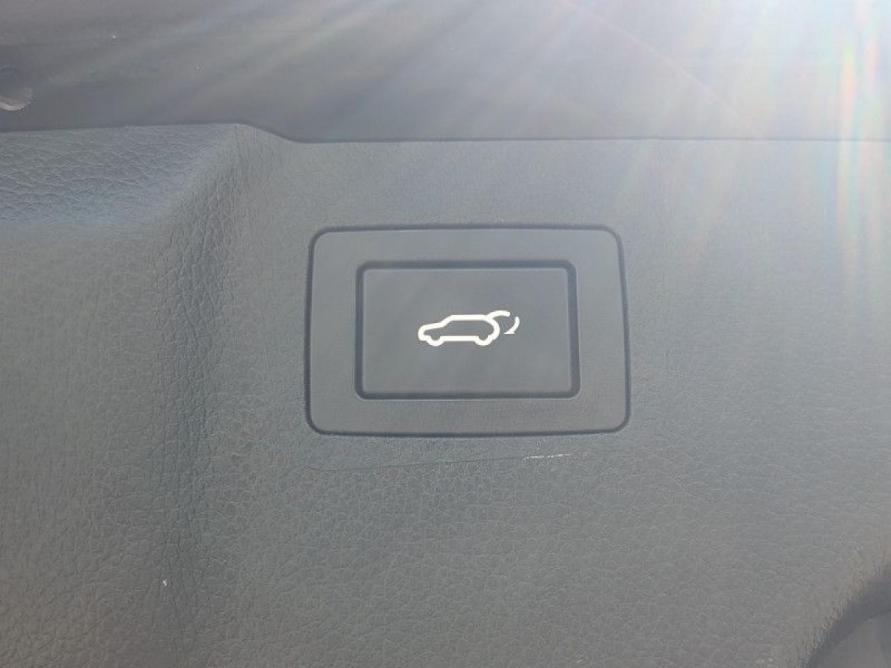 2017 Hyundai Santa Fe XL Limited  **PANO ROOF - 6 PASS** Photo