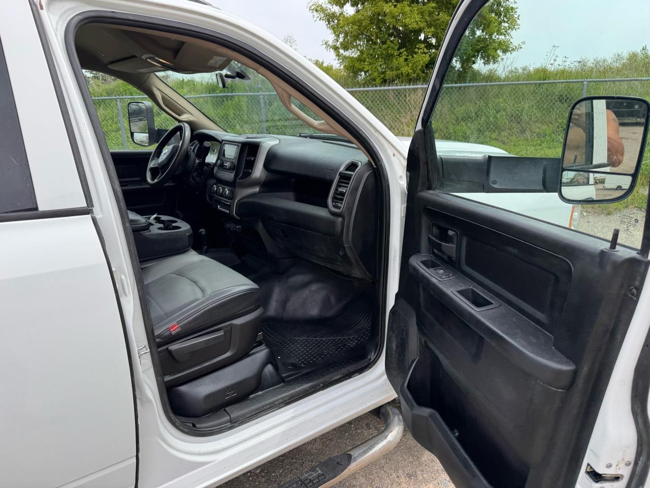 2019 RAM 3500 4x4 crew cab Dually - Photo #8