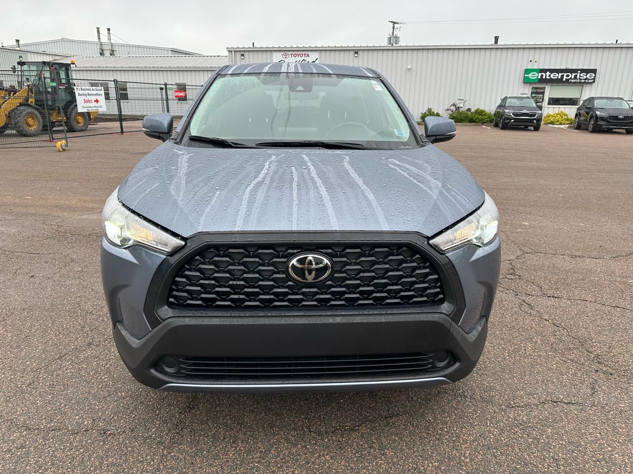2022 Toyota Corolla Cross LE Photo1