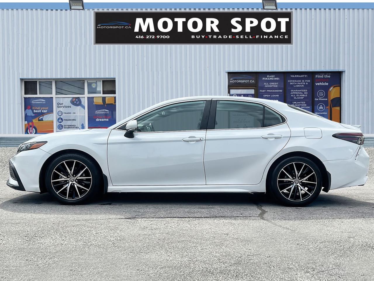 2022 Toyota Camry HYBRID SE - Photo #3