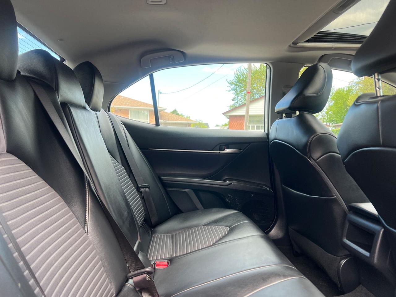 2022 Toyota Camry HYBRID SE - Photo #9