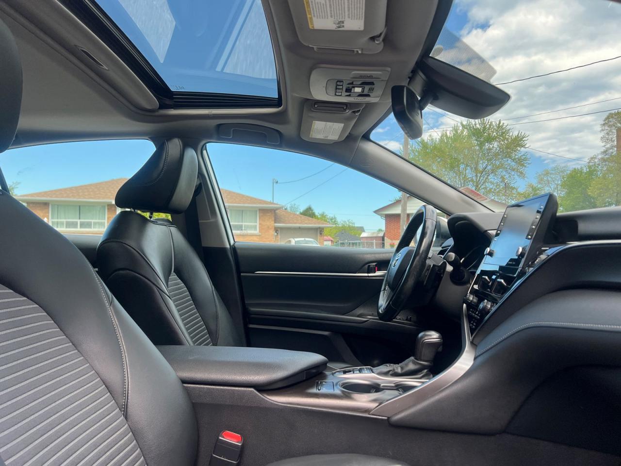 2022 Toyota Camry HYBRID SE - Photo #8