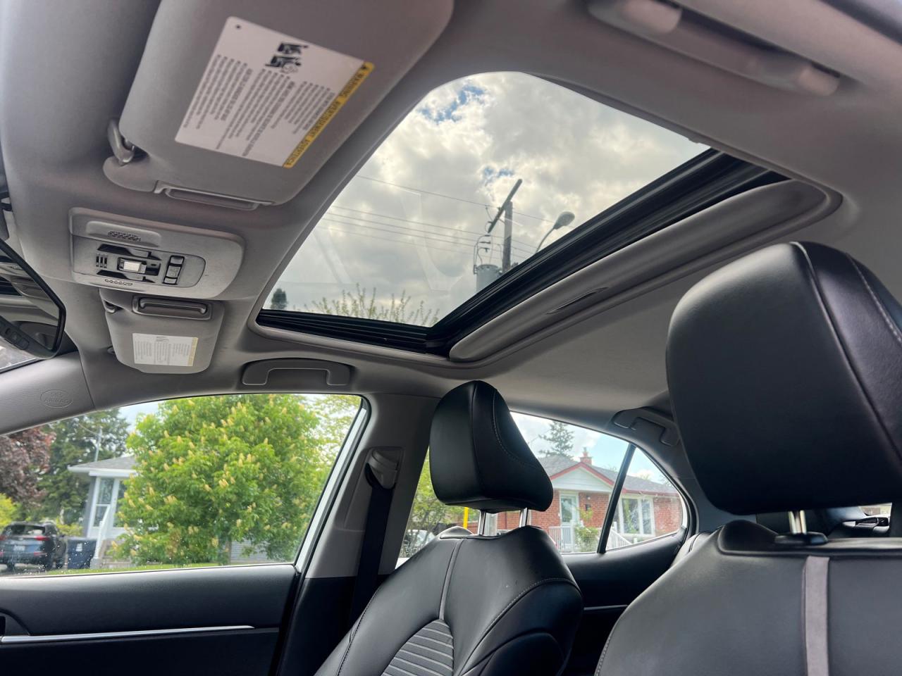 2022 Toyota Camry HYBRID SE - Photo #11