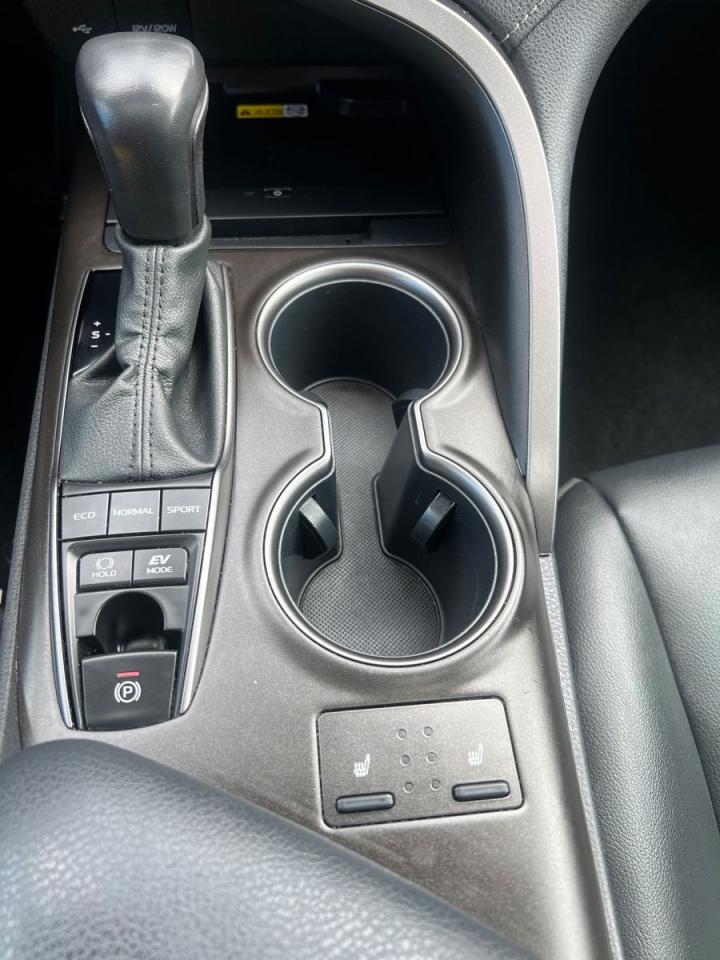2022 Toyota Camry HYBRID SE - Photo #17